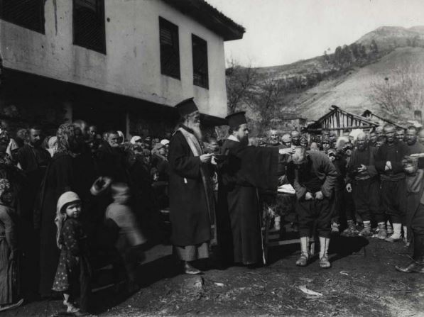 1912'de Devin'de Vaftiz (Peder Ivan Dzhadzhev)". Kaynak: Stoyanova, P. Bulgar Müslümanlarının Vaftizi. – ANAMNESIA, Cilt I, 2006, cilt. 3, 4